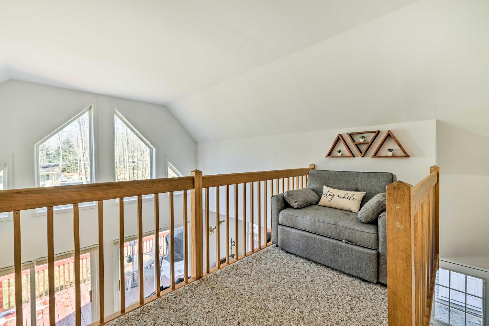 Tree-lined Pocono With Hot Tub And Decks! * Pocono Lake