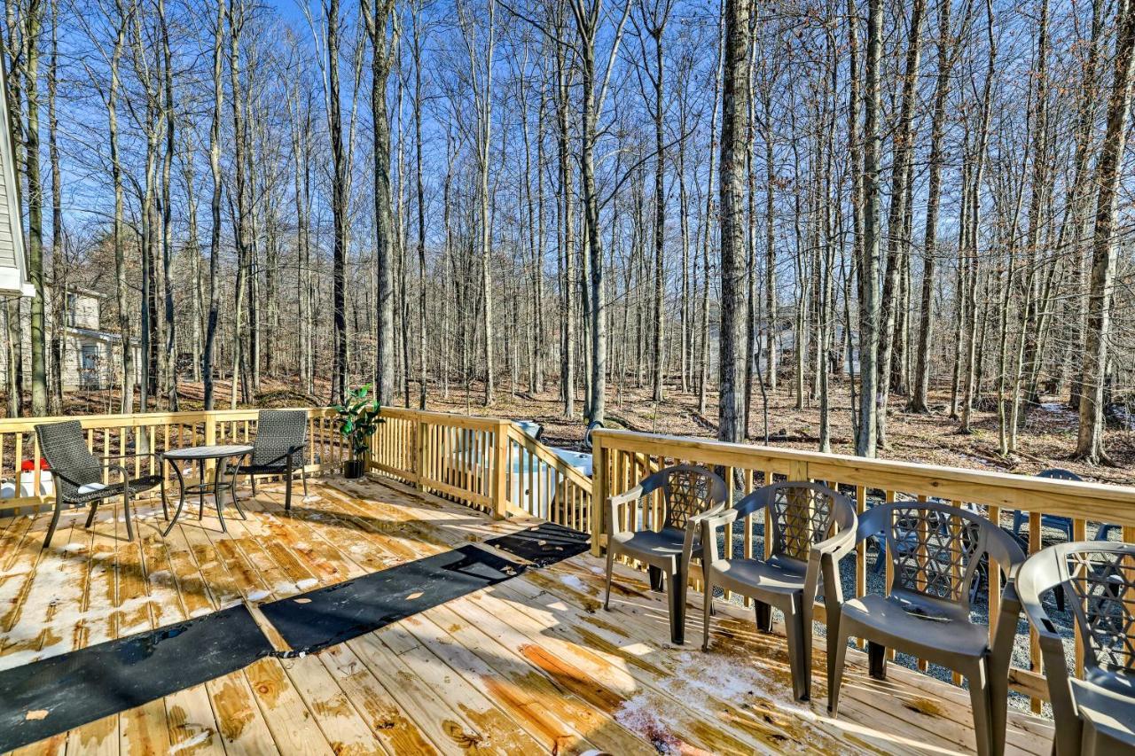Tree-lined Pocono With Hot Tub And Decks! Casa de férias *