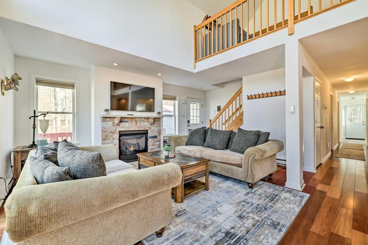 Casa de férias Tree-lined Pocono With Hot Tub And Decks!