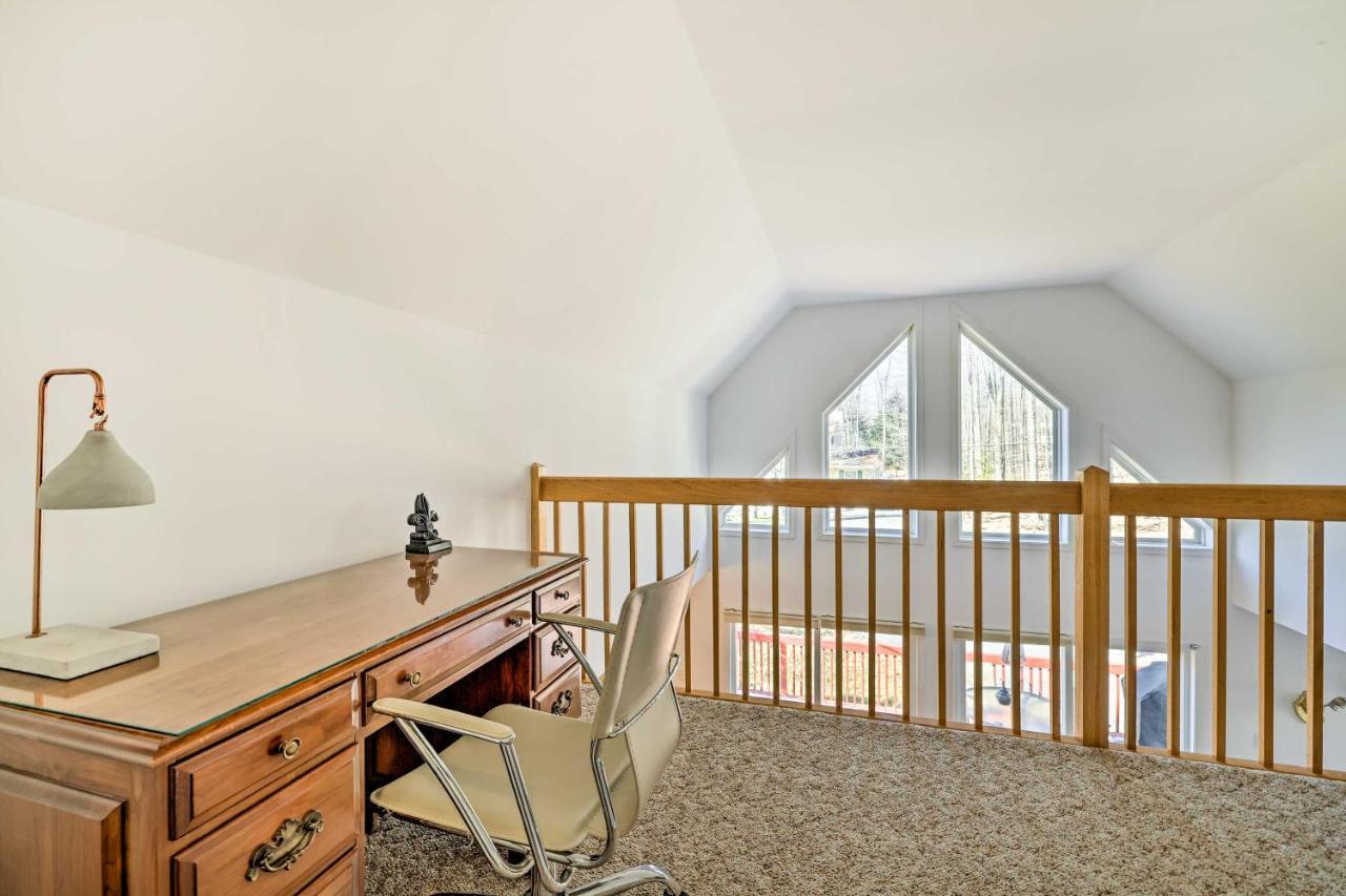 Tree-lined Pocono With Hot Tub And Decks!