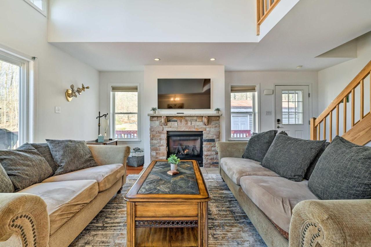 Casa de férias Tree-lined Pocono With Hot Tub And Decks!
