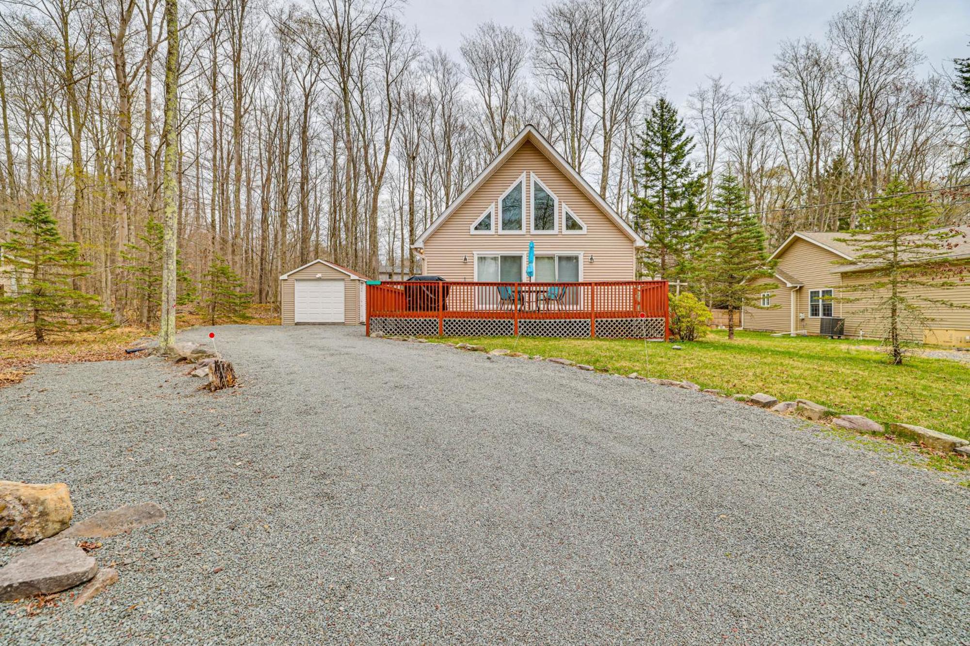 Tree-lined Pocono With Hot Tub And Decks! Casa de férias