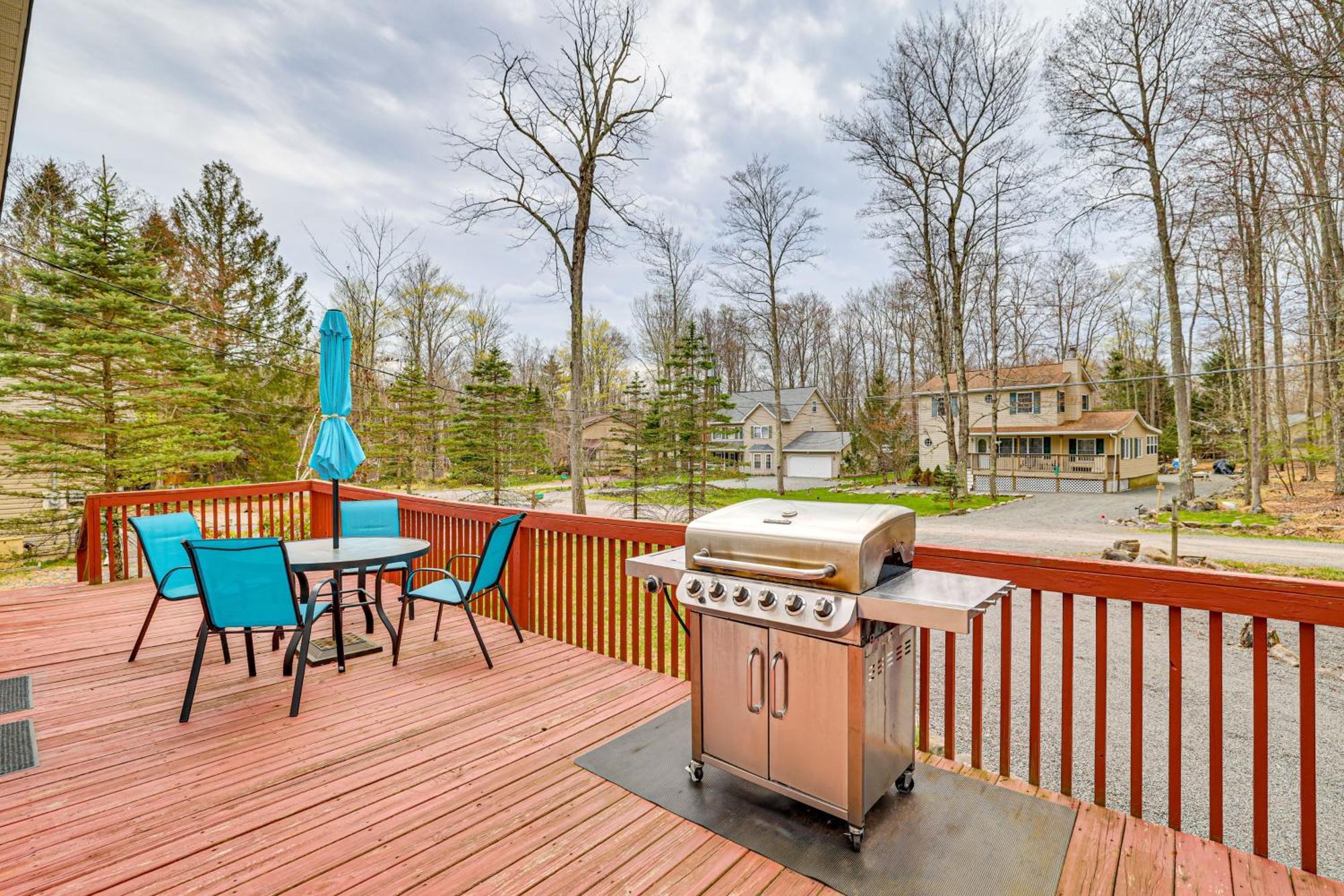 Casa de férias Tree-lined Pocono With Hot Tub And Decks! *
