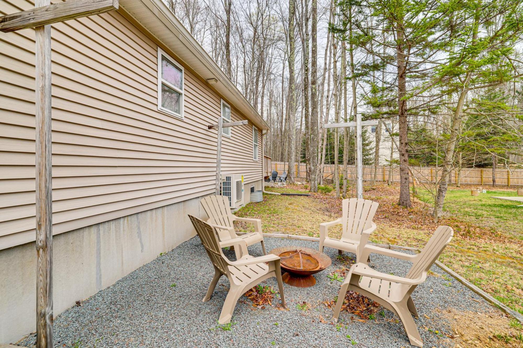 Casa de férias Tree-lined Pocono With Hot Tub And Decks! Pocono Lake