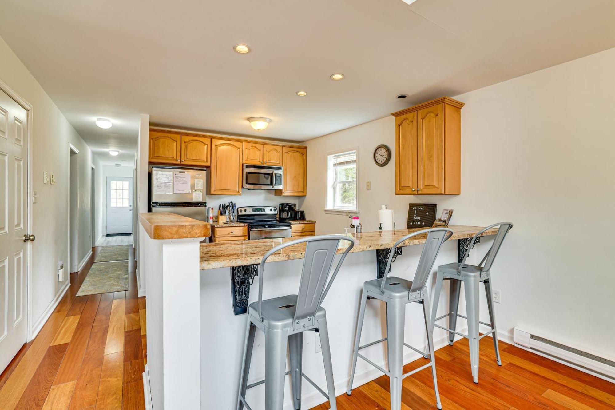 Casa de férias Tree-lined Pocono With Hot Tub And Decks! *