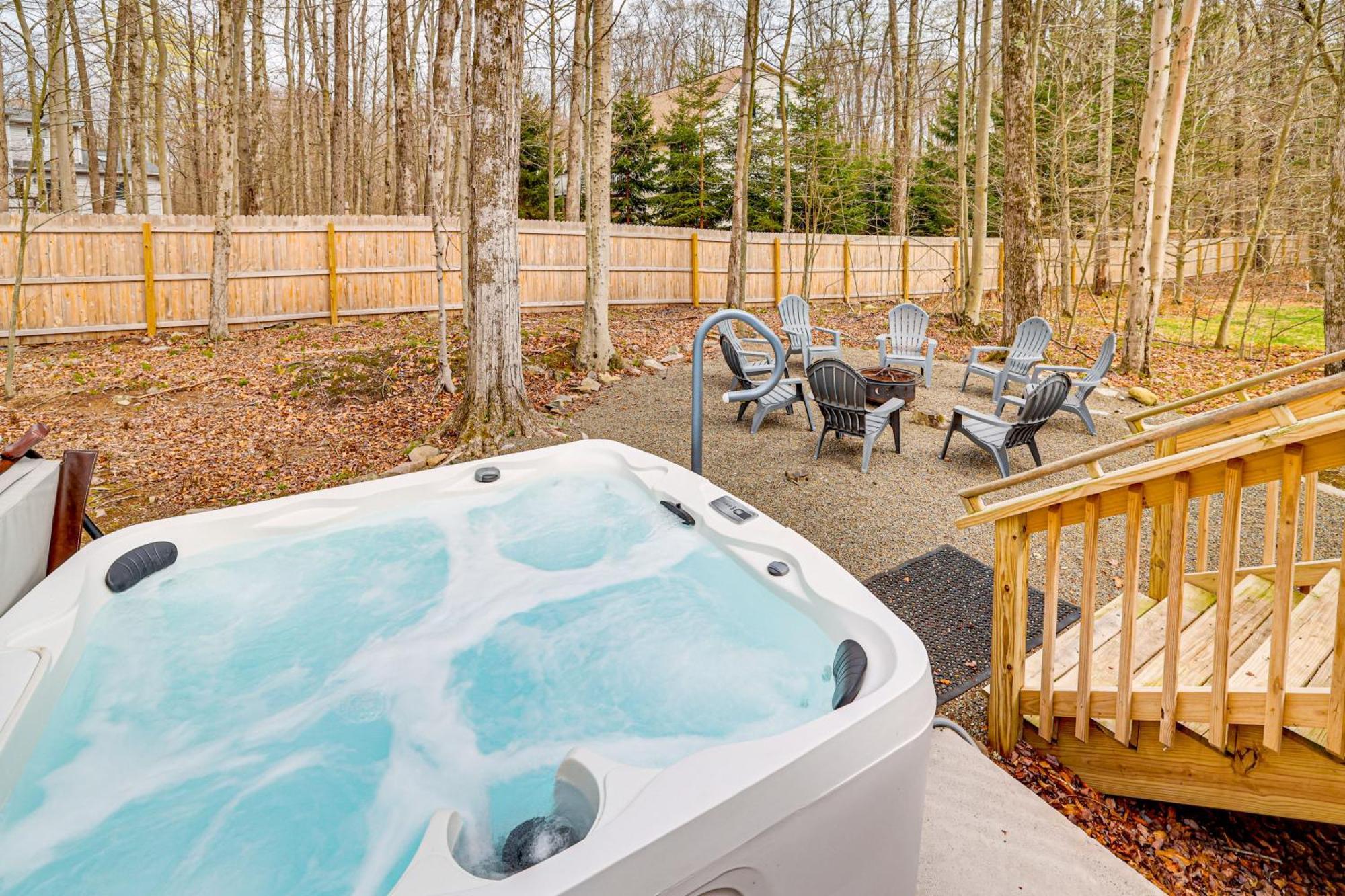 Tree-lined Pocono With Hot Tub And Decks!