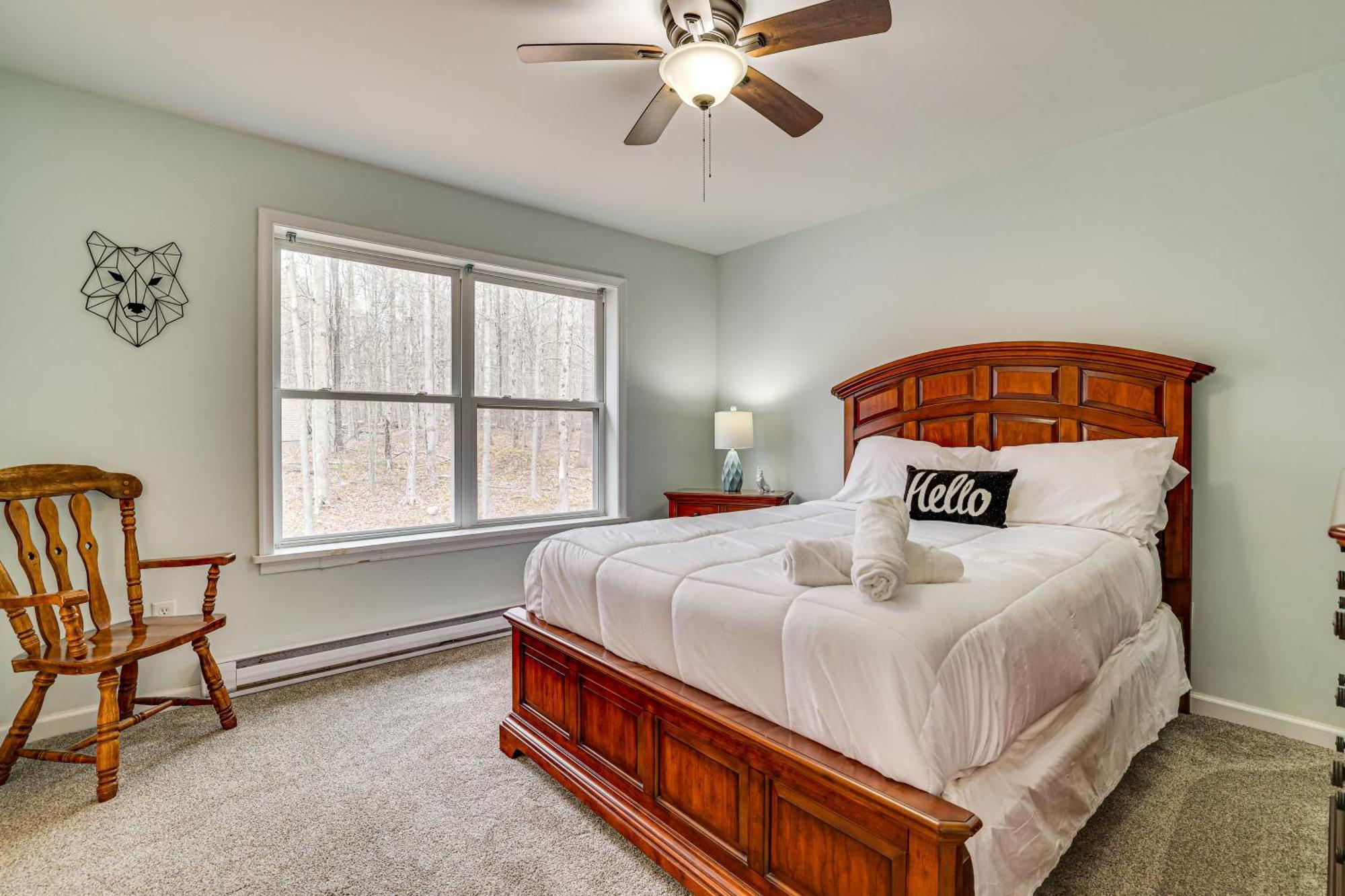 Casa de férias Tree-lined Pocono With Hot Tub And Decks!