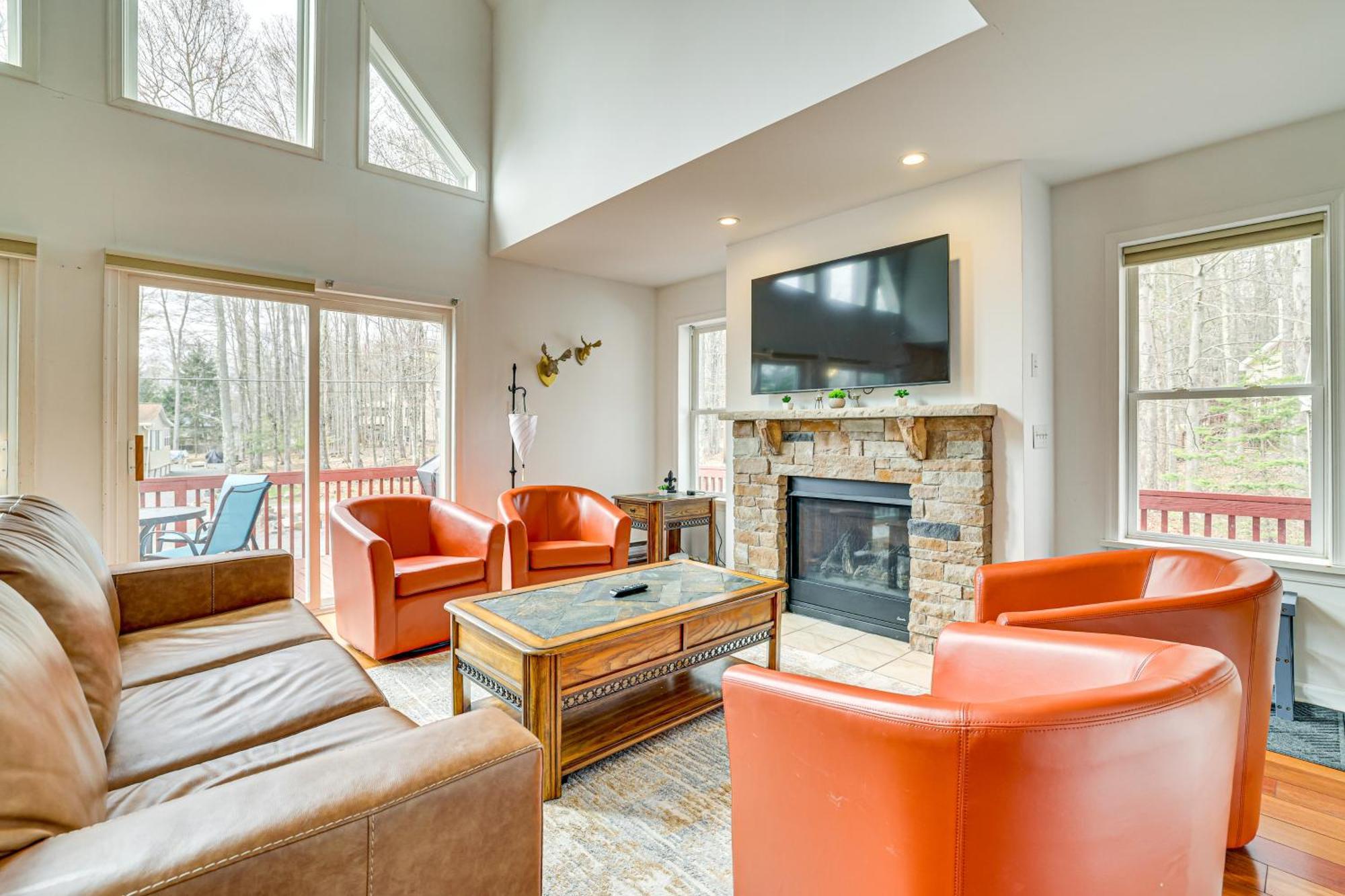Casa de férias Tree-lined Pocono With Hot Tub And Decks! *